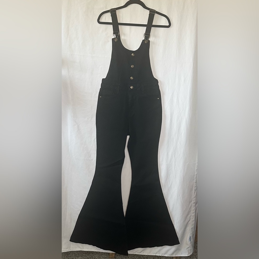 Fashion Nova Coraline Extreme
Flare Denim
Overalls Size Medium